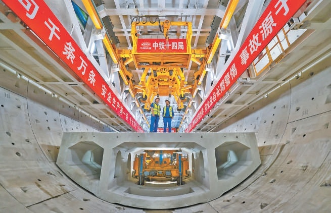 The shield machine "Jingtong" is working at the excavation construction site of Yunchao Jianhe Tunnel.